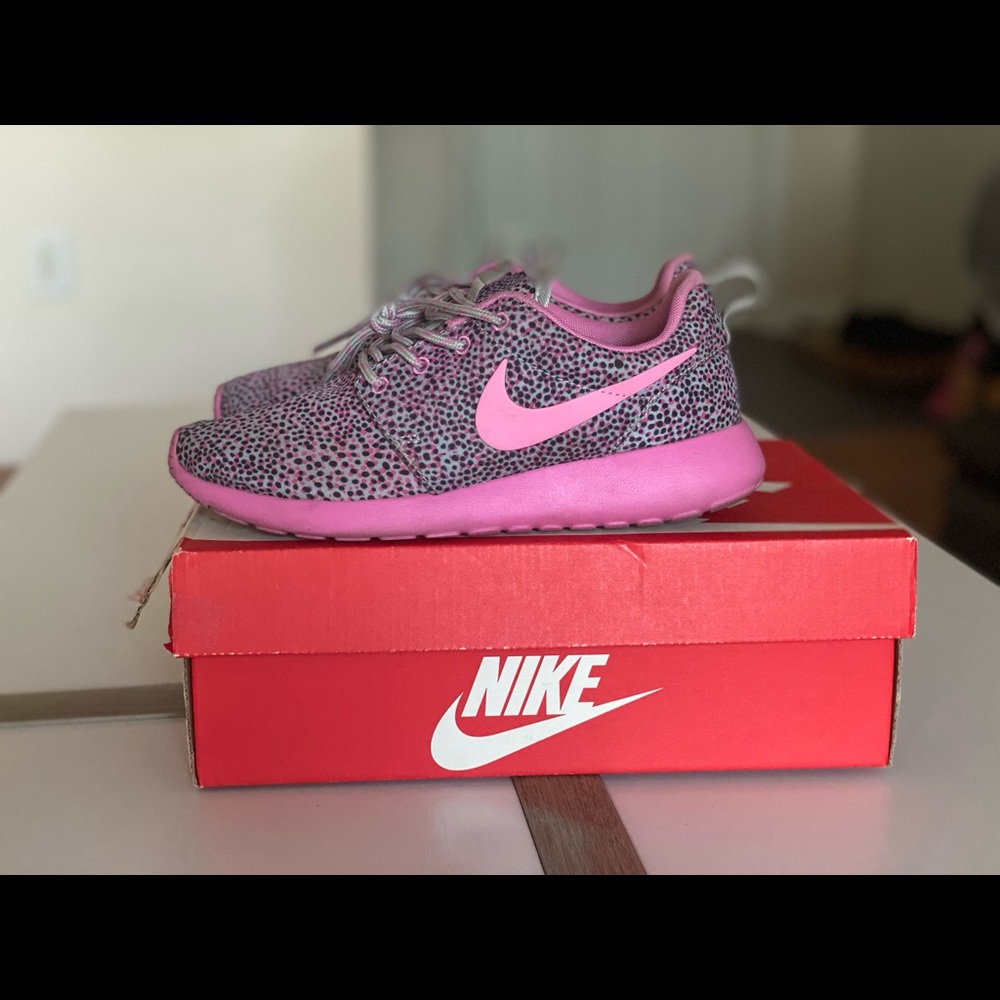 Womens 6 NIKE rosherun print